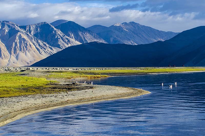 12 Tempat Terindah dengan Pemandangan Air Super Jernih Tempat terindah. Pangong Lake.