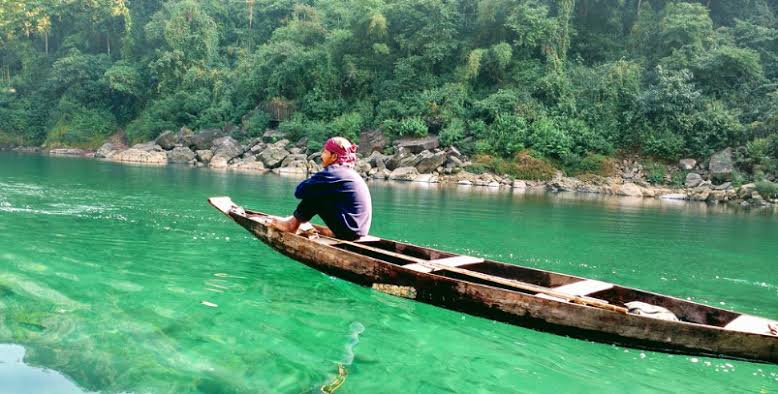 12 Tempat Terindah dengan Pemandangan Air Super Jernih Sungai Dawki. (Tripoto.com)