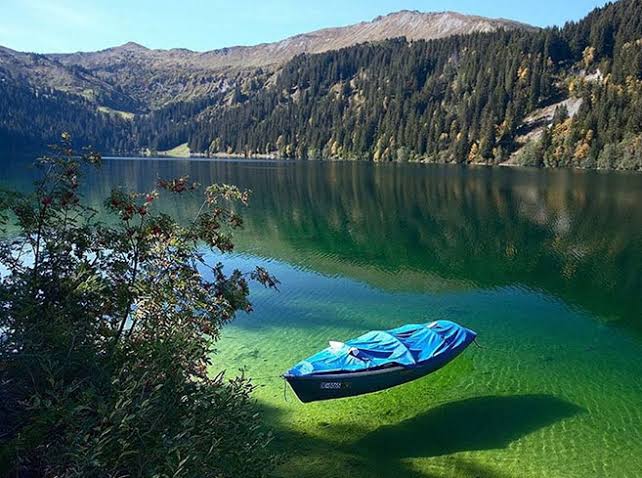 12 Tempat Terindah dengan Pemandangan Air Super Jernih Blue Lake