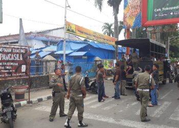 Penertiban Pasar Murah Nyaris Bentrok, Satpol PP Siantar Tutup Pintu Gerbang GOR