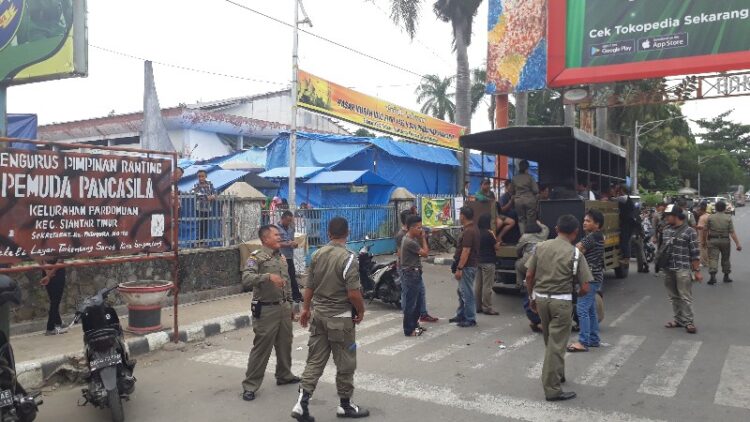 Penertiban Pasar Murah Nyaris Bentrok, Satpol PP Siantar Tutup Pintu Gerbang GOR