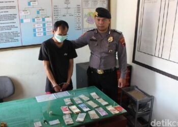 Anak Menangis Minta Dibeliin Sepatu Sekolah, Pria ini Nekat Curi Uang dari Kotak Amal Anak Menangis Minta Dibeliin Sepatu Sekolah, Pria ini Nekat Curi Uang dari Kotak Amal