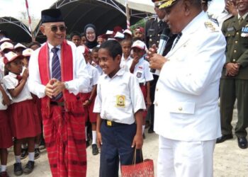 Selamatkan Upacara HUT RI ke 73 di Atambua, Bocah SMP ini Nekat Panjat Tiang Bendera Selamatkan Upacara HUT RI ke 73 di Atambua, Bocah SMP ini Nekat Panjat Tiang Bendera