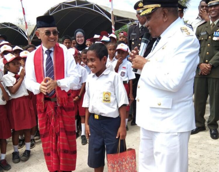 Selamatkan Upacara HUT RI ke 73 di Atambua, Bocah SMP ini Nekat Panjat Tiang Bendera Selamatkan Upacara HUT RI ke 73 di Atambua, Bocah SMP ini Nekat Panjat Tiang Bendera