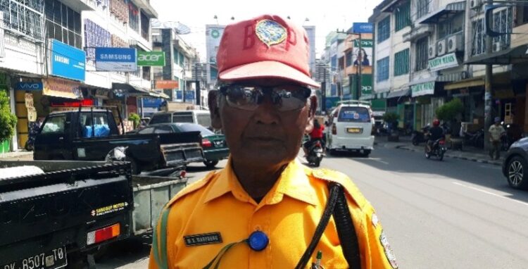 MS Marpaung Masih Jadi Juru Parkir di Usia 89 Tahun, Segini Pendapatannya Tiap Kerja