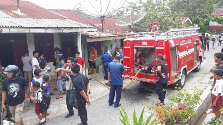 Memasak 'Nasi' Babi, Dapur Rumah Sinambela Nyaris Ludes Dilalap Api Memasak 'Nasi' Babi, Dapur Rumah Sinambela Nyaris Ludes Dilalap Api