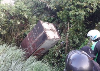 Mobil Boks di Dalam Jurang Bikin Heboh Warga Pengendara, Begini Kronologinya... Mobil Boks di Dalam Jurang Bikin Heboh Warga Pengendara, Begini Kronologinya...