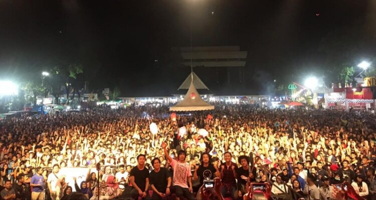 d'Masiv Hibur Ribuan Pengunjung Acara Millenial Safety Road Festival di Siantar d'Masiv Hibur Ribuan Pengunjung Acara Millenial Safety Road Festival di Siantar