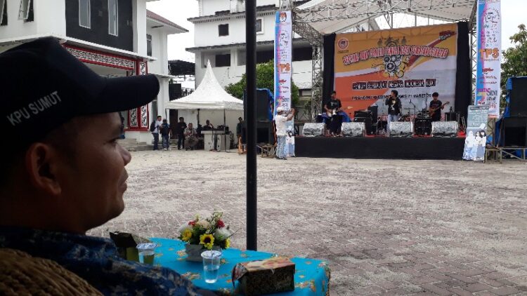 KPU Siantar Plenokan DPTb, Pemilih yang Keluar Lebih Banyak dari Pemilih yang Masuk Daniel Manompang Dolok Sibarani menyakaikan acara Festival Band Pentas Aransemen Jingle Pemilu 2019 yang digelar KPU Kota Pematangsiantar di Lapangan Parkir Pariwisata. (n70/tsp)