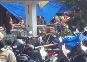 Semrawut! Satpol PP Kota Pematangsiantar Tertibkan Pedagang Seputaran Pasar Horas Semrawut! Satpol PP Kota Pematangsiantar Tertibkan Pedagang Seputaran Pasar Horas