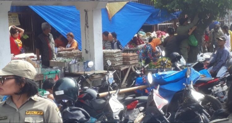 Semrawut! Satpol PP Kota Pematangsiantar Tertibkan Pedagang Seputaran Pasar Horas