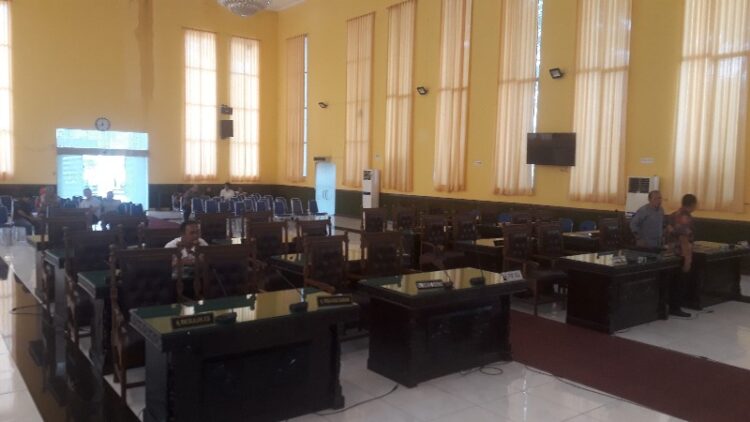 Hanya Dihadiri 4 Anggota Dewan, Rapat Paripurna DPRD Pematangsiantar Molor