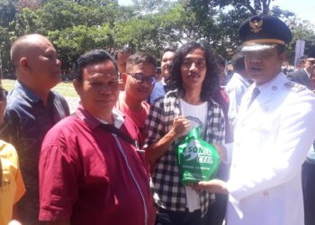 Para Juara Turnamen Sampelang HUT ke 74 RI Terima Hadiah dari Walikota Siantar