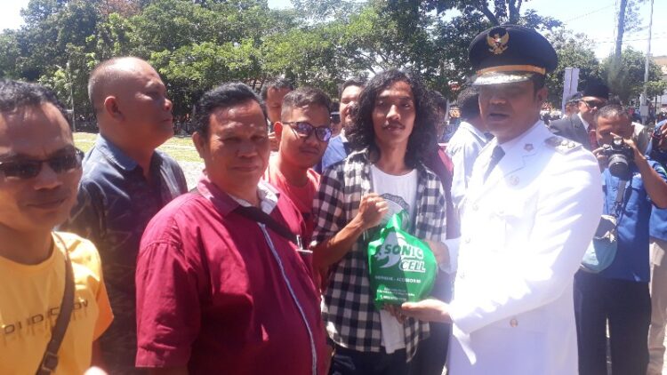 Para Juara Turnamen Sampelang HUT ke 74 RI Terima Hadiah dari Walikota Siantar