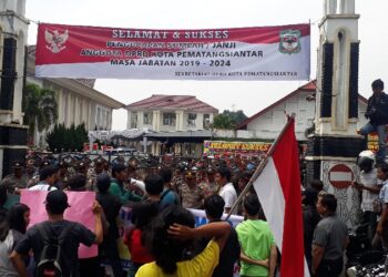 Pelantikan DPRD Kota Siantar Diwarnai Aksi Unjuk Rasa, Sejumlah Mahasiswa Diamankan Pelantikan DPRD Kota Siantar Diwarnai Aksi Unjuk Rasa, Sejumlah Mahasiswa Diamankan