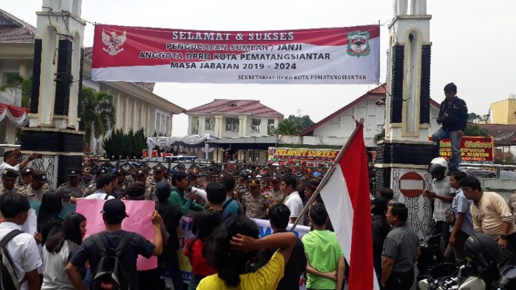 Pelantikan DPRD Kota Siantar Diwarnai Aksi Unjuk Rasa, Sejumlah Mahasiswa Diamankan