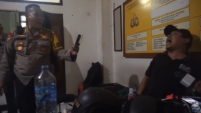 Dipergoki Atasan di Kantor, Polisi Ini Kaget Sampai Teriak "Siap, Komandan!"