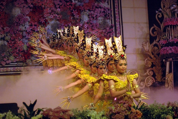 5 Tarian Tradisional Indonesia yang Sangat Populer dan Unik Berikut Ini Tarian Tradisional Indonesia yang Sangat Populer dan Unik
