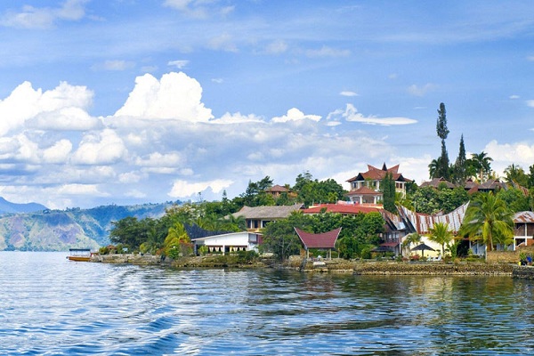 6 Lokasi Terbaik Menikmati Keindahan Danau Toba yang Menakjubkan wisata parapat danau toba