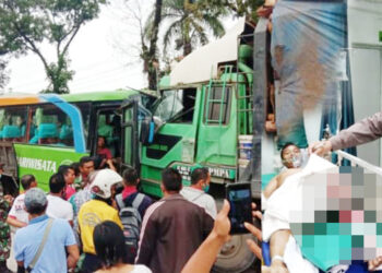 Bus Rombongan Pesta vs Truk Logging Adu Banteng di Depan Korem 022/PT