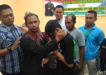 Viral Tantang Guru Berkelahi, Siswa SMP ini Bersujud Minta Maaf. Baca Kisahnya... Viral Tantang Guru Berkelahi, Siswa SMP ini Bersujud Minta Maaf. Baca Kisahnya...