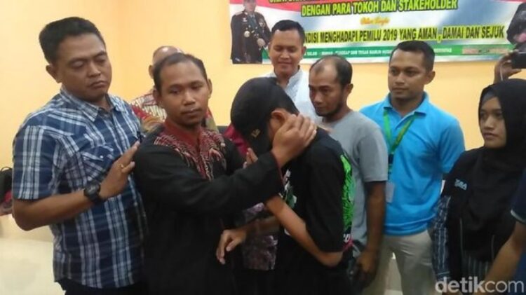 Viral Tantang Guru Berkelahi, Siswa SMP ini Bersujud Minta Maaf. Baca Kisahnya...