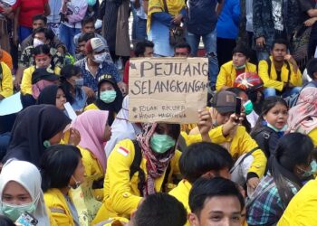 Ribuan Mahasiswa Pematangsiantar Turun ke Jalan, ini Poster-poster Unik yang Diusung Ribuan Mahasiswa Pematangsiantar Turun ke Jalan, ini Poster-poster Unik yang Diusung