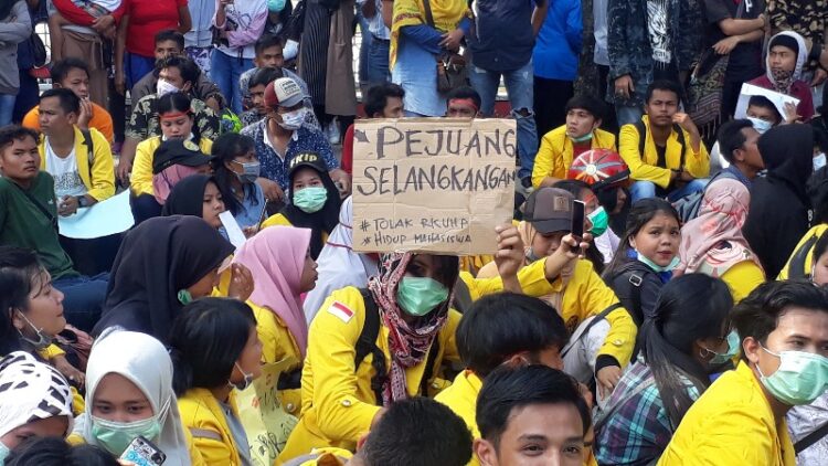 Seorang mahaiswa yang membawa poster untuk menguatkan tuntutannya. (n70/tsp)