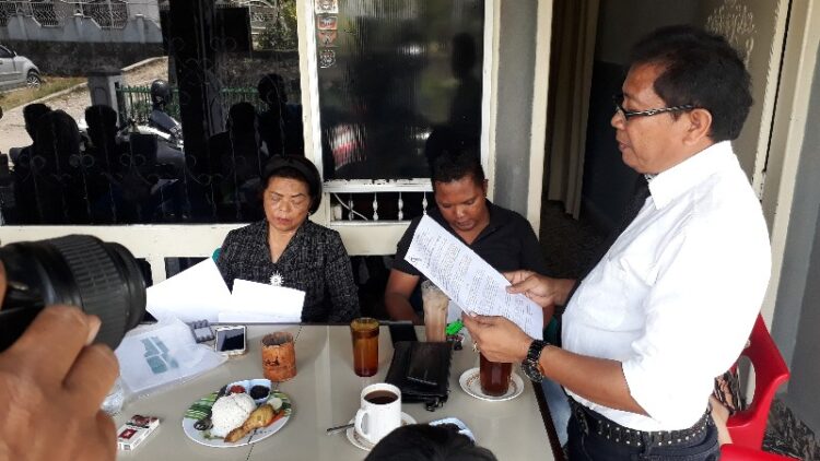 Daulat Sihombing bersama keluarga Pardede saat menggelar konferensi pers. (n70/tsp)
