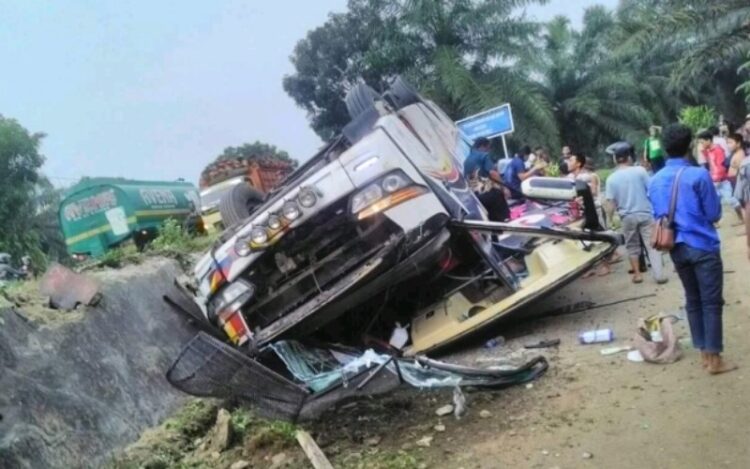 Bus PMS Terbalik, Sopir Dikabarkan Kabur