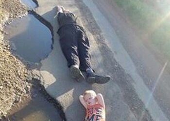 Kesal Keluhannya Diabaikan, Para Pengendara ini Berfoto-foto di Jalan Berlobang Kesal Keluhannya Diabaikan, Para Pengendara ini Berfoto-foto di Jalan Berlobang