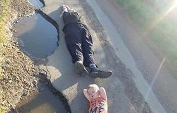 Kesal Keluhannya Diabaikan, Para Pengendara ini Berfoto-foto di Jalan Berlobang