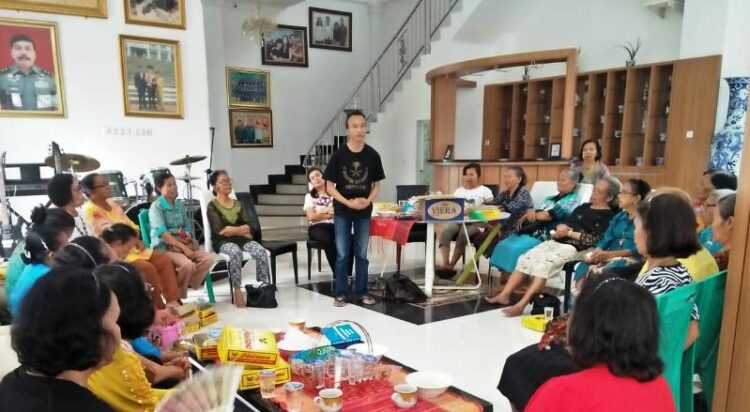 Suhanto Pakpahan dalam sebuah pertemuan di rumahnya, Jalan Bah Binonom Kelurahan Sigulang-gulang Kecamatan Siantar Utara. (ist/tsp)