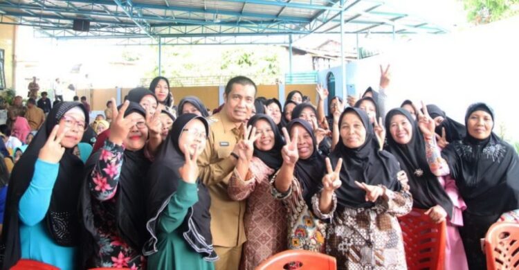Hefriansyah memenuhi keinginan para ibu-ibu untuk foto bersama. (ist/tsp)