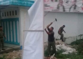 Tertibkan APK Paslon Gubsu, Satpol PP Kota Siantar Terjunkan 40 Personil Tertibkan APK Paslon Gubsu, Satpol PP Kota Siantar Terjunkan 40 Personil