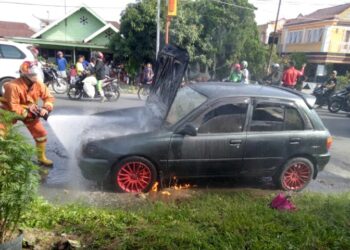 Usung Anak dan Istri, Mobil Starlet Milik Sihaloho Terbakar di Jalan DI Panjaitan Usung Anak dan Istri, Mobil Starlet Milik Sihaloho Terbakar di Jalan DI Panjaitan