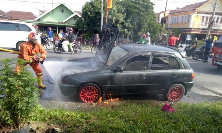 Usung Anak dan Istri, Mobil Starlet Milik Sihaloho Terbakar di Jalan DI Panjaitan