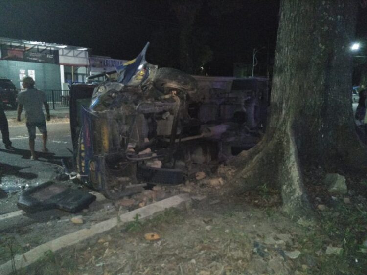 Tabrak Pohon di Jalan Parapat, Karya Agung Terbalik, Sopirnya Kabur. Ini Data Korbannya...