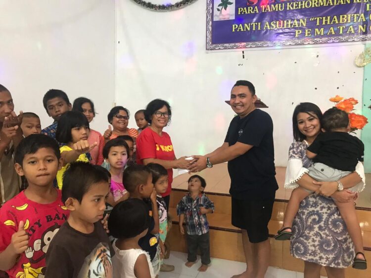 Rayakan Anniversary, Romeyan Siahaan & Ariesa Sinaga Berbagi Kebahagiaan