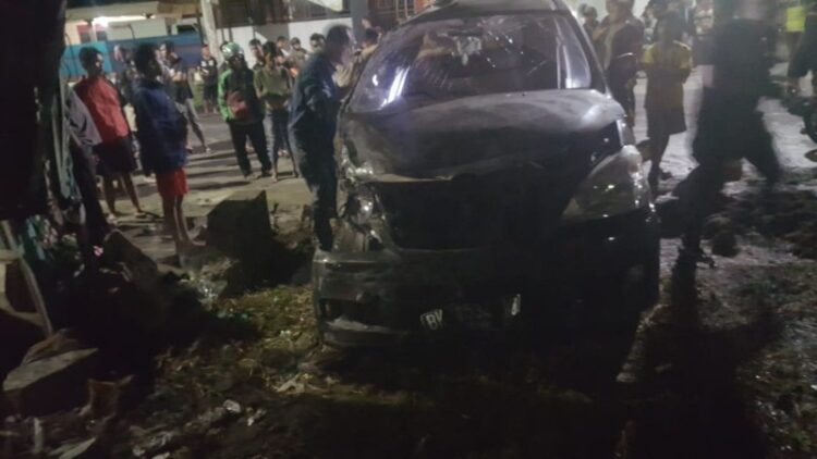 Avanza ini Seruduk Scoopy dan Warung di Jalan Justin Sihombing, Sopirnya Kabur