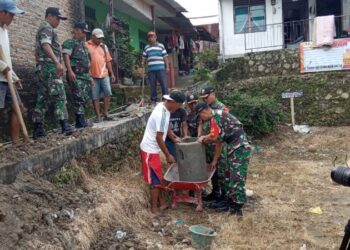Pasang Pipa Komunal, Anggota Koramil 01/SU Gotong Royong Bersama Warga Naga Pitu Pasang Pipa Komunal, Anggota Koramil 01/SU Gotong Royong Bersama Warga Naga Pitu