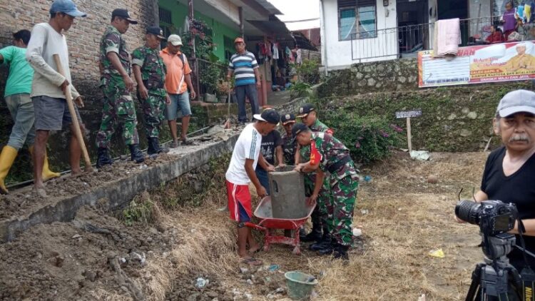 Pasang Pipa Komunal, Anggota Koramil 01/SU Gotong Royong Bersama Warga Naga Pitu