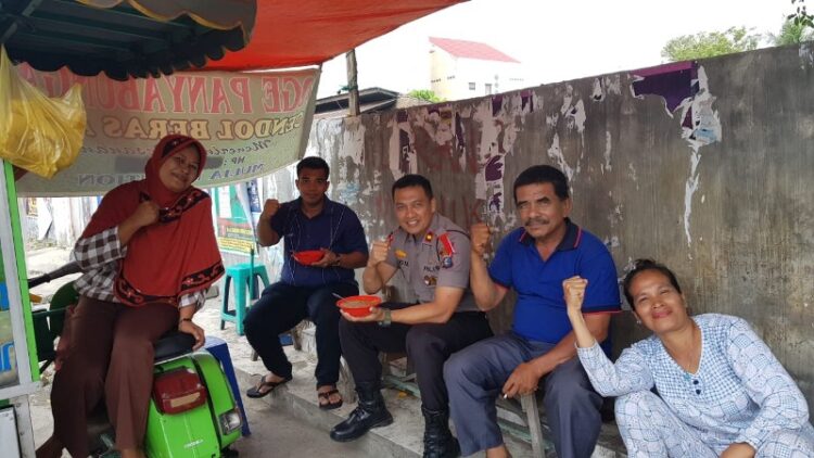 Kompol Faidil Minum Cendol di Pinggiran Jalan, Begini Pengakuan Si Penjual Cendol... Kompol Faidil Minum Cendol di Pinggiran Jalan, Begini Pengakuan Si Penjual Cendol...
