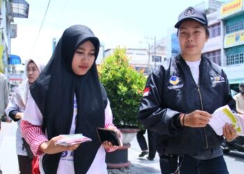 Mantapkan Pilihan untuk Anthony, Relawan Anthony Bagikan Kartu Nama ke Masyarakat