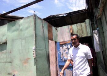 Peduli! Walikota Pematangsiantar Kunjungi Korban Hujan Deras Disertai Angin Kencang Peduli! Walikota Pematangsiantar Kunjungi Korban Hujan Deras Disertai Angin Kencang
