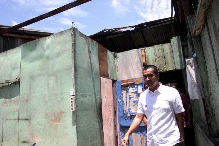 Peduli! Walikota Pematangsiantar Kunjungi Korban Hujan Deras Disertai Angin Kencang