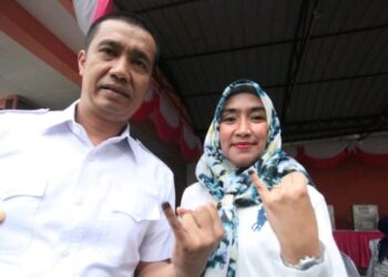 Walikota Pematangsiantar dan Istrinya Kompak Mencoblos di TPS Jalan Seram