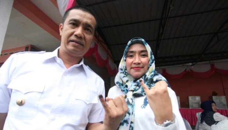 Walikota Pematangsiantar dan Istrinya Kompak Mencoblos di TPS Jalan Seram