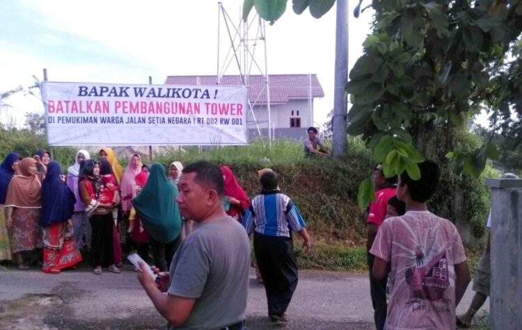 Warga yang menolak pembangunan tower. (ryz/tsp)
