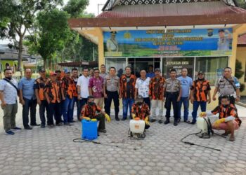 Cegah Corona! PP Simalungun Semprot Kantor Camat, Polisi dan Kantor Koramil
